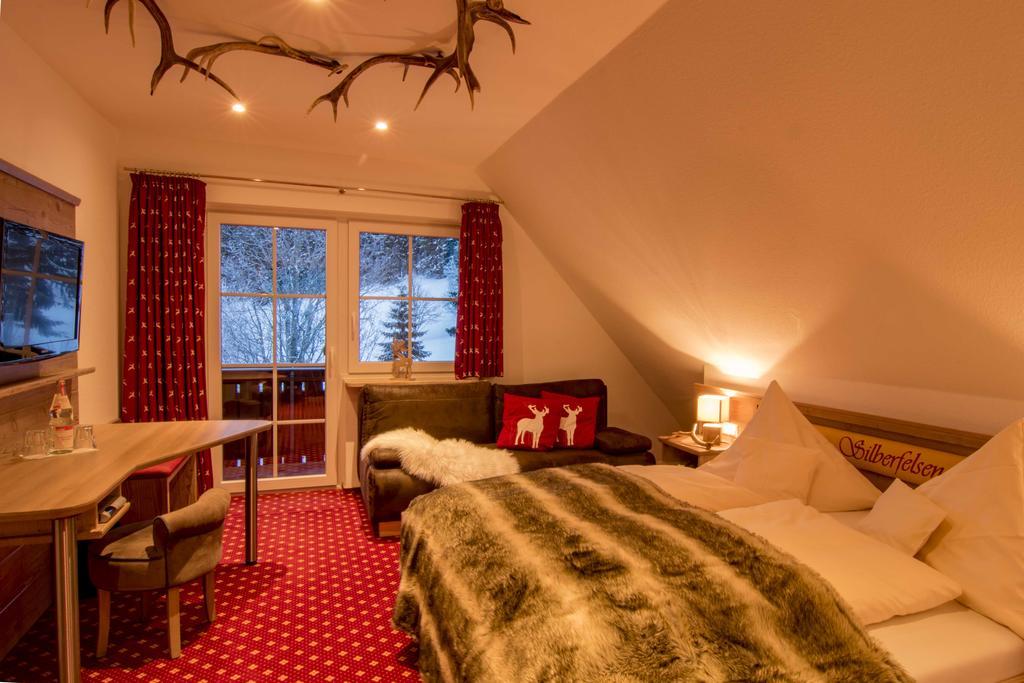 Hotel & Restaurant Gruener Baum - Die Gruene Oase Am Feldberg Feldberg  Buitenkant foto